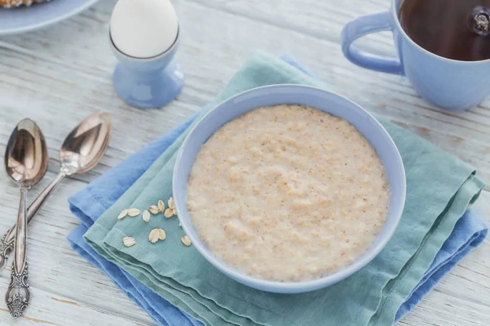 Cháo yến mạch trứng gà, công thức dễ làm cho bé