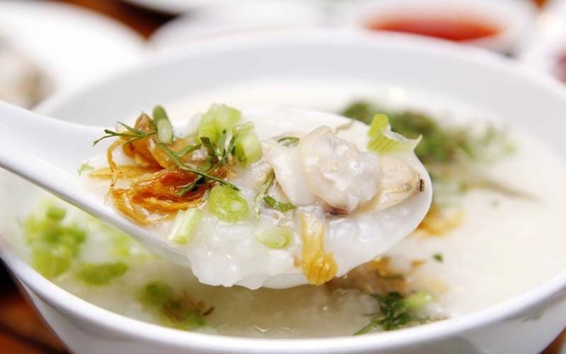 Chén cháo bò với đa dạng nguyên liệu và rau sống, thể hiện bữa ăn cân đối