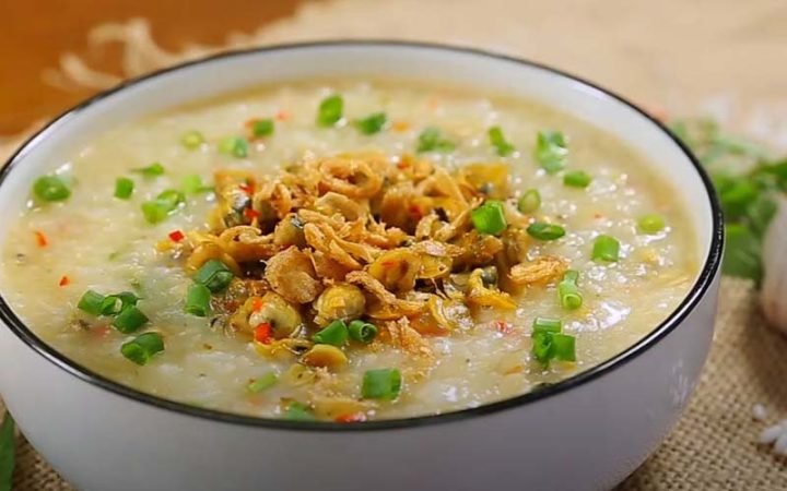 Chén cháo nóng hổi với thịt bò băm, hành lá và gừng thái sợi