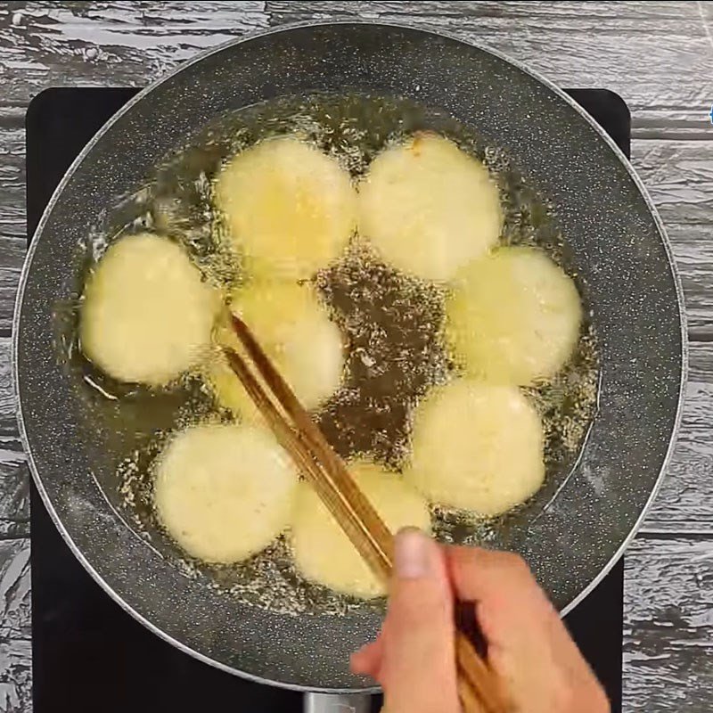 Chiên bánh sắn rán cho đến khi vàng giòn đều các mặt