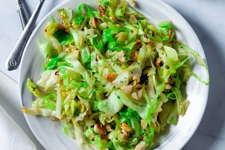 Chọn cải bắp tươi xanh chất lượng cho món xào
