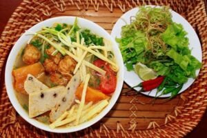 Chọn nguyên liệu tươi để làm bún chả cá Quy Nhơn