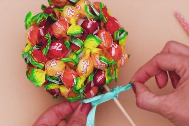 Chuẩn bị khung và nền cho bó hoa bánh kẹo