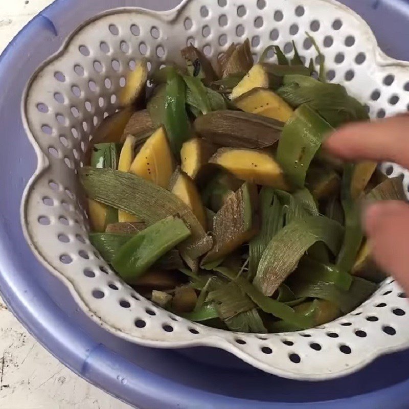 Chuối xanh đã luộc sơ và thái lát
