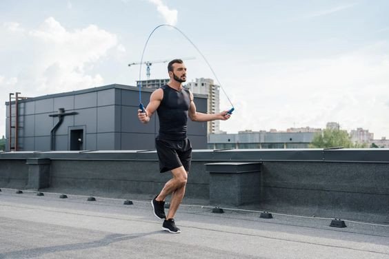 Cô gái trẻ nhảy dây trong nhà, minh họa bài tập cardio đốt calo hiệu quả
