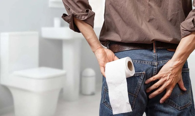 Cô gái uống nước ép dứa tươi mát, gợi nhắc lưu ý khi dùng nước ép dứa