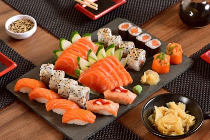 Cơm cuộn sushi nhiều màu sắc, hình ảnh minh họa cho câu hỏi cơm cuộn sushi bao nhiêu calo