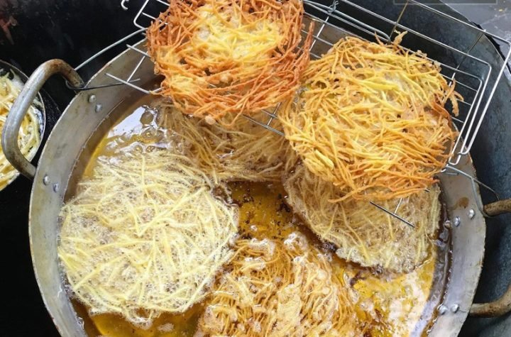 Đĩa bánh khoai chiên vàng giòn thơm ngon hấp dẫn