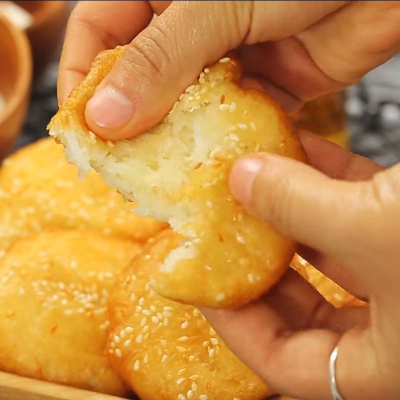 Đĩa bánh sắn rán cốt dừa thơm ngon đã hoàn thành, sẵn sàng thưởng thức
