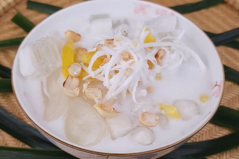 Đĩa chè dừa dầm với nhiều thành phần, biểu thị giá trị dinh dưỡng phong phú.