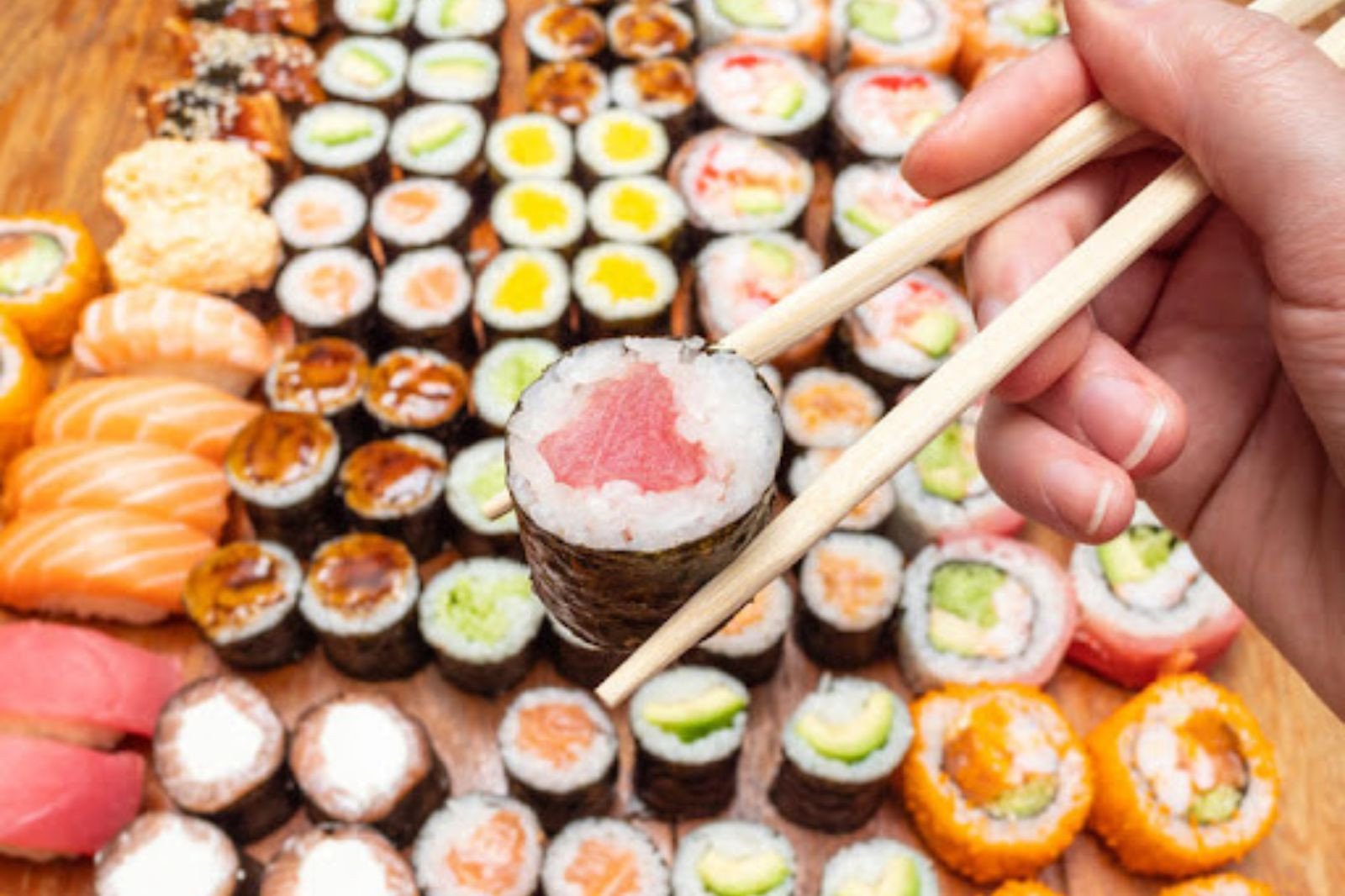 Đĩa cơm cuộn sushi đa dạng, giúp ước tính cơm cuộn sushi bao nhiêu calo