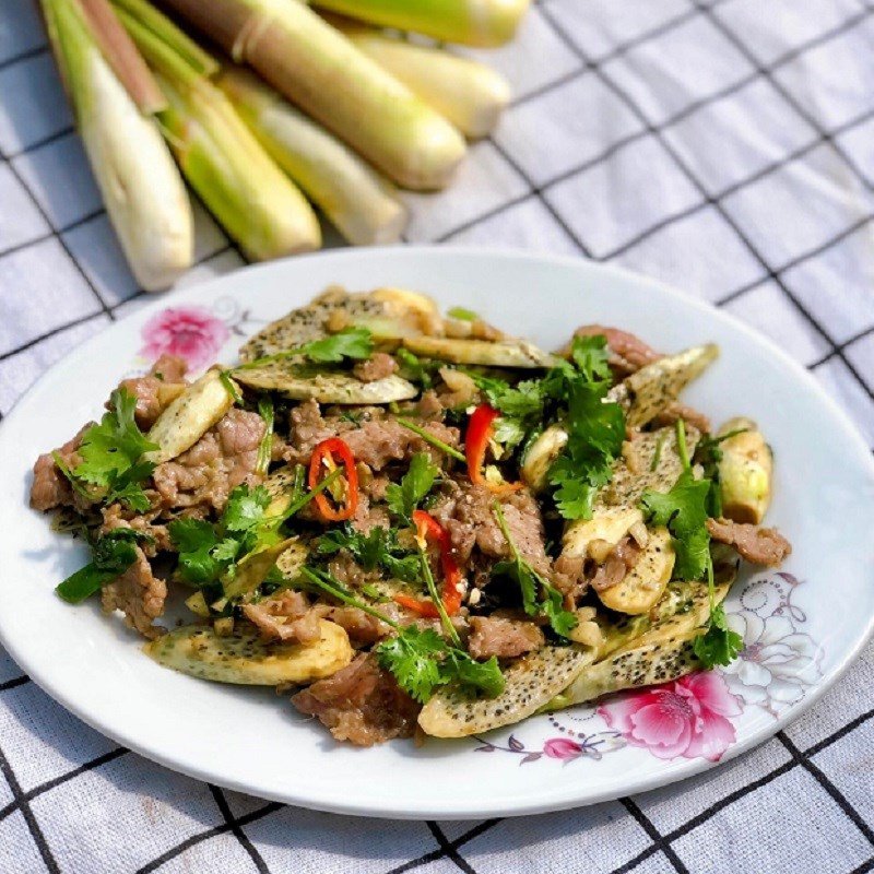 Đĩa củ niễng xào thịt bò nóng hổi