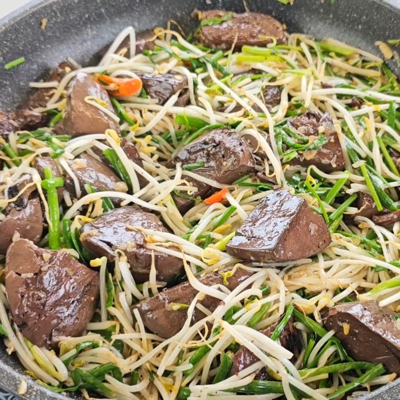 Đĩa huyết xào giá hẹ nóng hổi đã hoàn thành