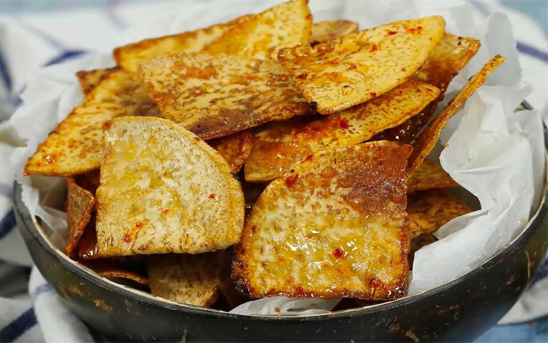 Đĩa khoai môn chiên nước mắm thành phẩm vàng giòn, món ăn vặt thơm ngon