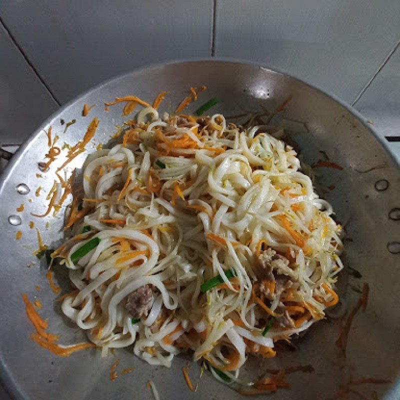 Đĩa mì xào tươi thập cẩm đã hoàn thành với hành lá thái nhỏ