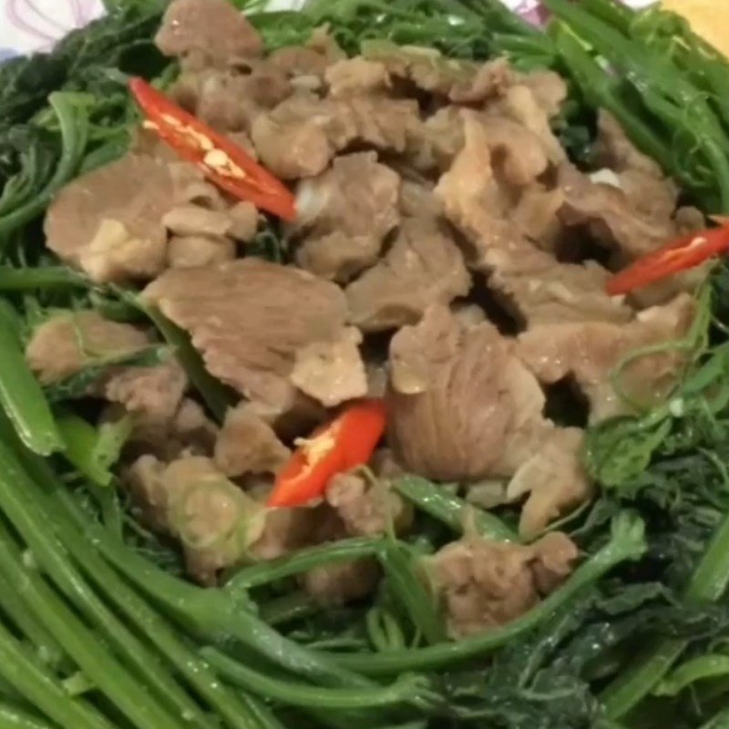 Đĩa rau su su xào thịt heo nóng hổi, thơm ngon
