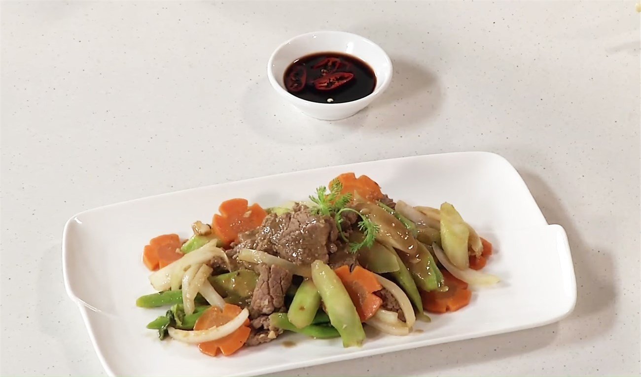 Đĩa thịt bê xào cải rổ thanh mát, chuẩn vị