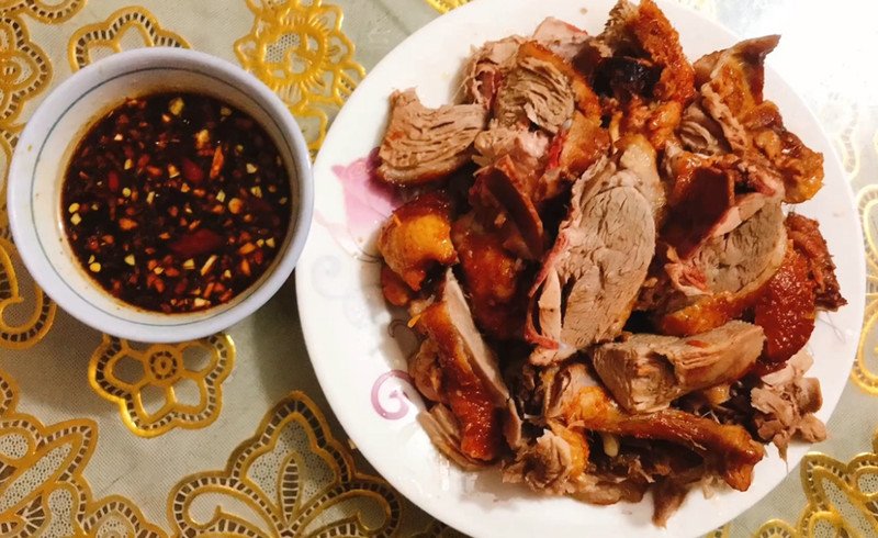 Đĩa vịt quay ăn kèm rau sống và dưa chuột, thể hiện cách thưởng thức món thịt vịt quay lành mạnh và kiểm soát calo