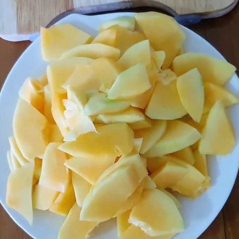 đu đủ xanh thái lát chuẩn bị xào tỏi