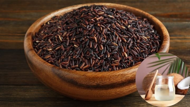 Gạo lứt đen chưa nấu trong chén