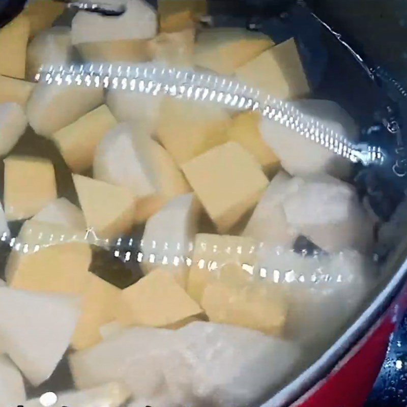 Hầm khoai sọ và khoai lang cho mềm nhừ