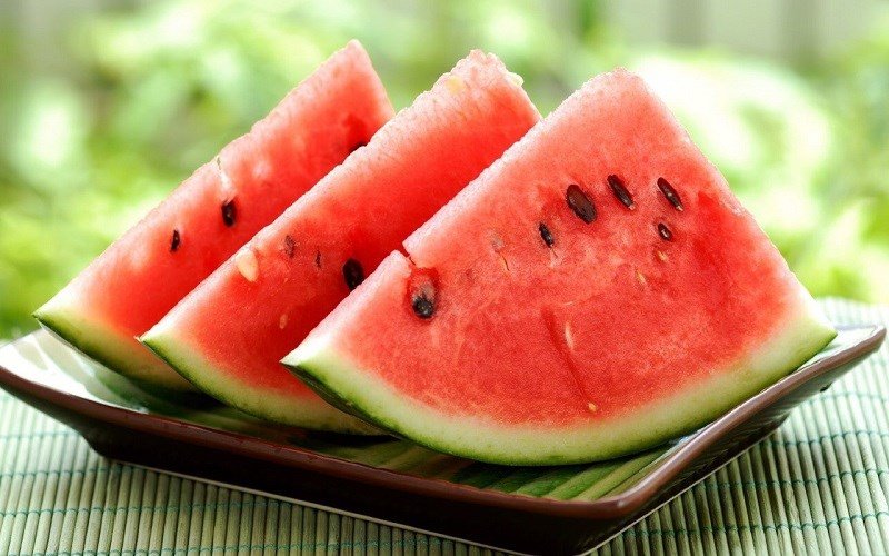 Hạn chế ăn dưa hấu quá lạnh