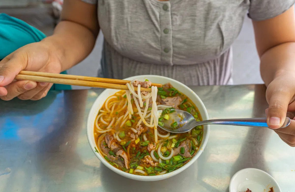 Hạn chế bún và tăng rau xanh là bí quyết giảm một tô bún bò Huế bao nhiêu calo