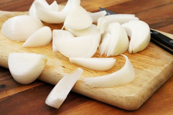Hành tây, cà chua, cần tây đã thái sẵn để xào mực