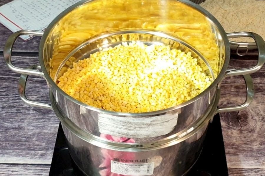 Hấp đậu xanh nguyên hạt và hạt sen để giữ độ bùi
