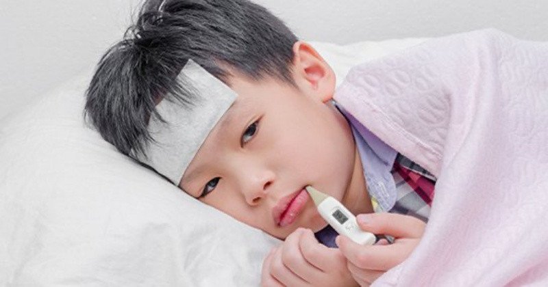 Hình ảnh chiếc đồng hồ và quả đào mỏ quạ, biểu tượng cho thời điểm nên và không nên ăn đào mỏ quạ.