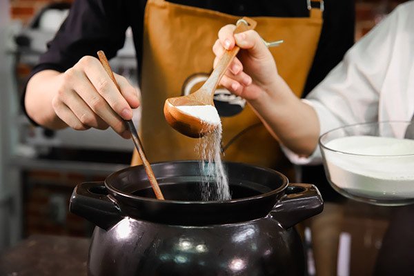 Hòa tan bột sữa với nước cốt trà khi pha chế trà sữa tại nhà