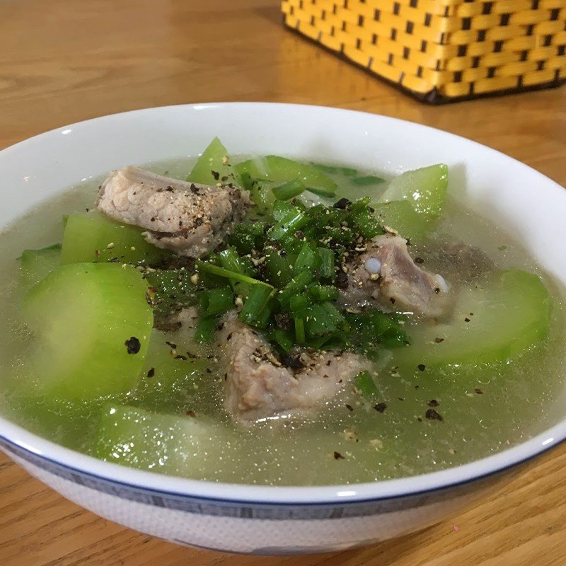 Hoàn thành món canh bí xanh nấu xương