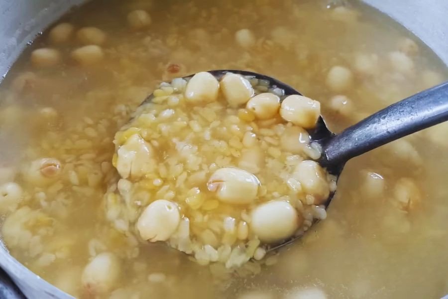 Hoàn thành nồi chè đậu xanh hạt sen sánh mịn
