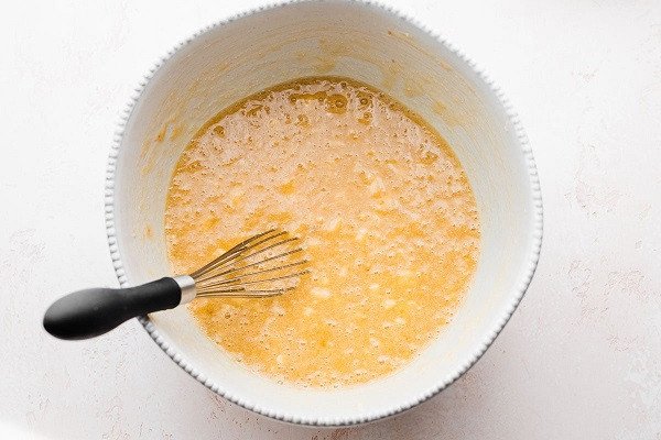 Hỗn hợp bột bánh chuối sữa tươi đang được trộn đều