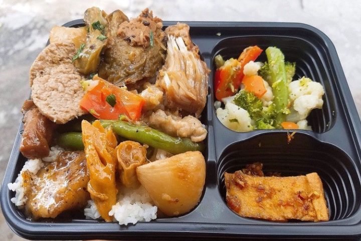 Hộp cơm chay đa dạng món