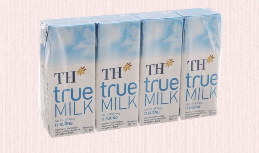 Hộp sữa TH True Milk ít đường 180ml màu xanh dương, lựa chọn cho người quan tâm đến 1 hộp sữa TH True Milk bao nhiêu calo để giảm cân.