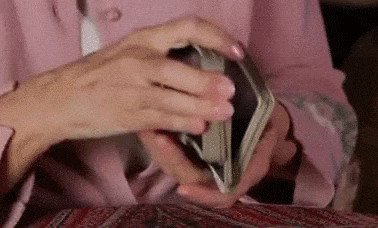 Hướng dẫn cách xào bài Tarot bằng phương pháp chèn bài, đảm bảo độ ngẫu nhiên.