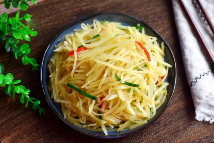 Khoai tây tươi nguyên củ chuẩn bị cho món xào sợi