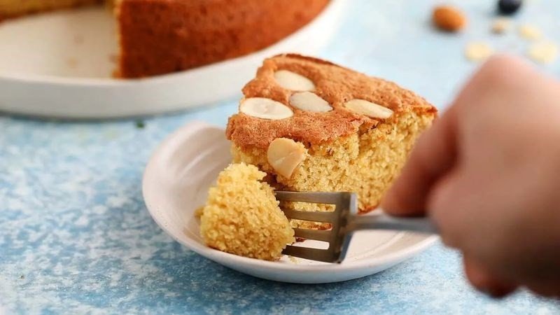 Không nên ăn quá nhiều bánh bông lan trứng muối