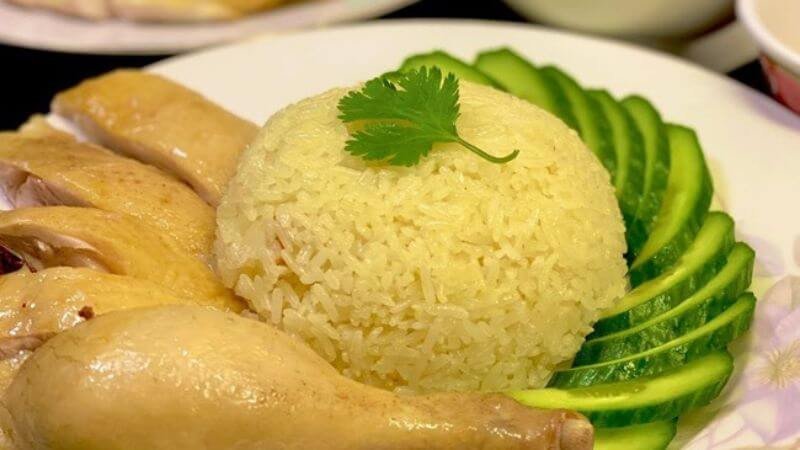Kiểm soát khẩu phần và chế biến đúng cách giúp giảm lượng calo trong cơm gà
