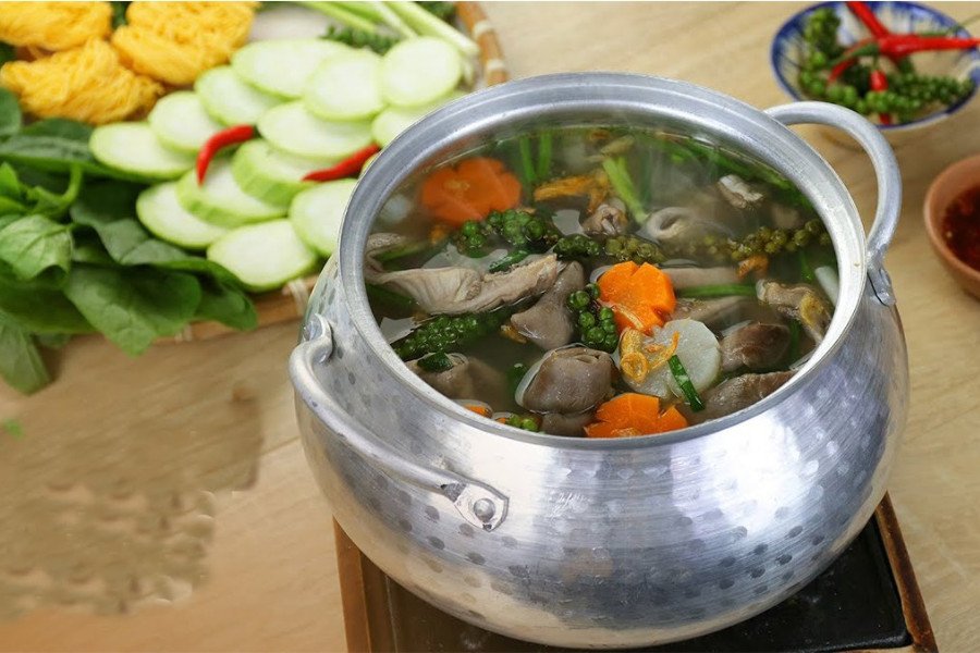 Lẩu bao tử cá ngừ hầm tiêu xanh