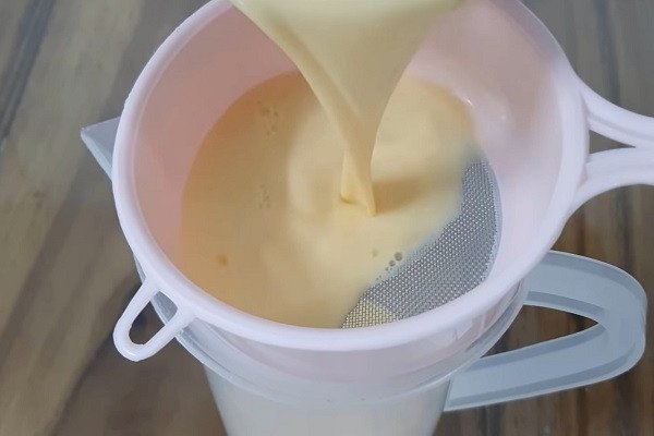 Lọc hỗn hợp trứng sữa để bánh flan thành phẩm láng mịn