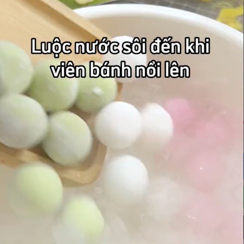 Luộc bánh hòn nhiều màu trong nồi nước sôi, quá trình nấu ảnh hưởng đến bánh hòn bao nhiêu calo