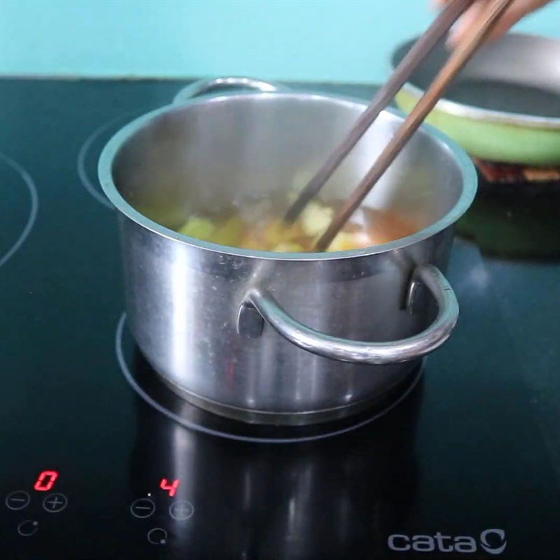 Luộc chuối xanh với bột nghệ giúp chuối chín mềm và đẹp mắt