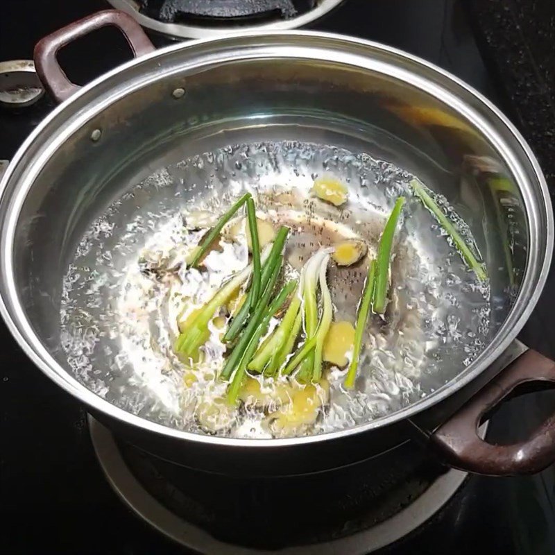 Luộc lòng bò để loại bỏ mùi và tăng độ giòn