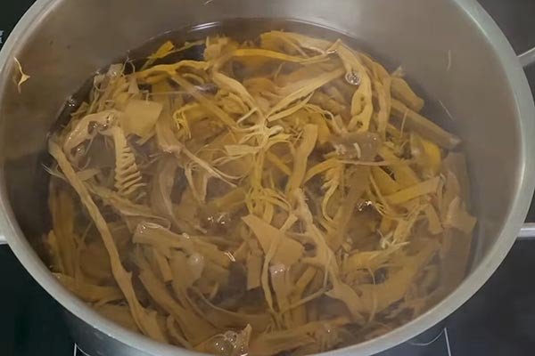 Luộc măng khô đúng cách giúp loại bỏ vị đắng