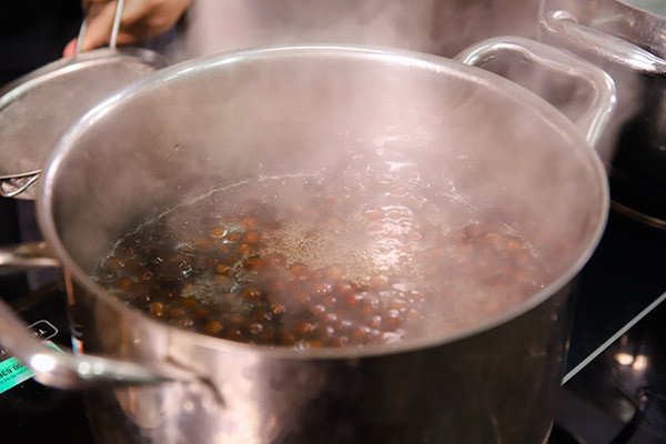 Luộc trân châu dẻo dai cho món trà sữa hấp dẫn
