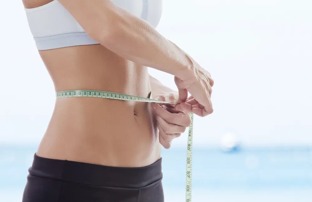 Ly nước dừa xiêm tươi ngon, tượng trưng cho một lựa chọn thức uống lành mạnh cho chế độ ăn kiêng và tìm hiểu về 1 quả dừa xiêm bao nhiêu calo để giảm cân