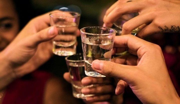 Ly rượu gạo trắng truyền thống