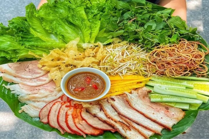 Mâm bánh tráng cuốn thịt heo với các nguyên liệu tươi ngon đầy đủ
